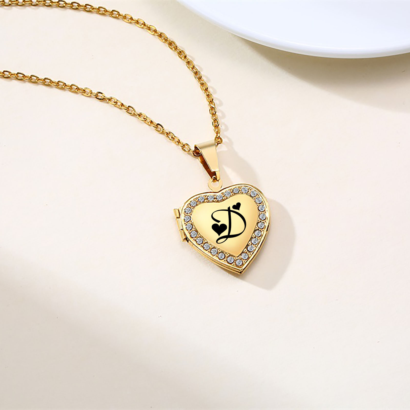 Heart Locket Necklace Photo - Colgante con medallón de corazón con